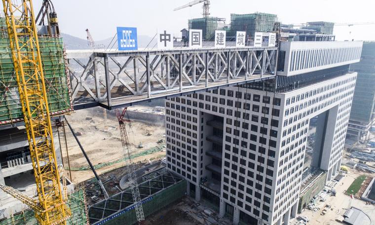 我国高层建筑大跨度钢结构连廊在汉成功提升至736米